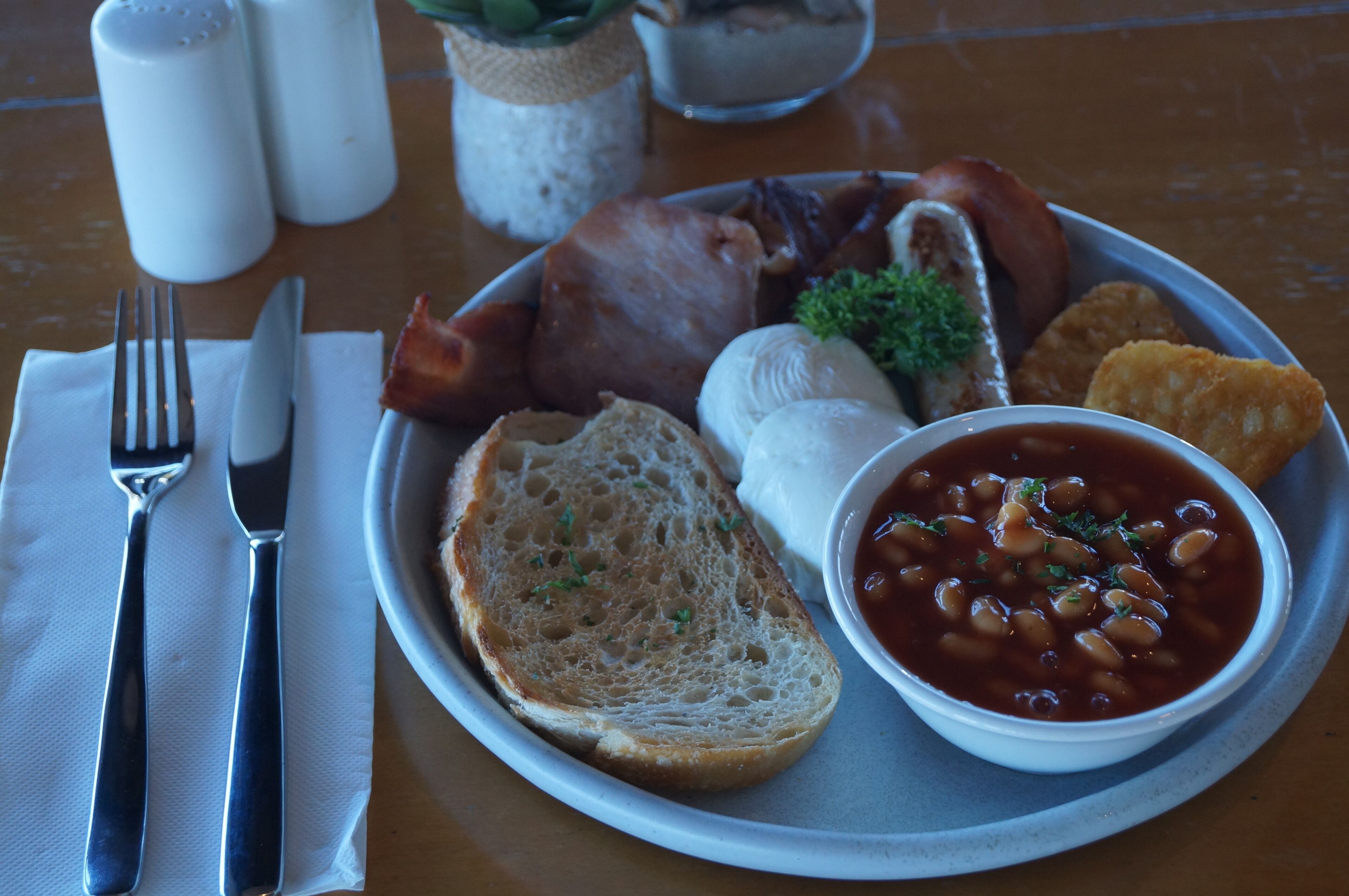 Cooked-to-order breakfast for a fee on weekdays