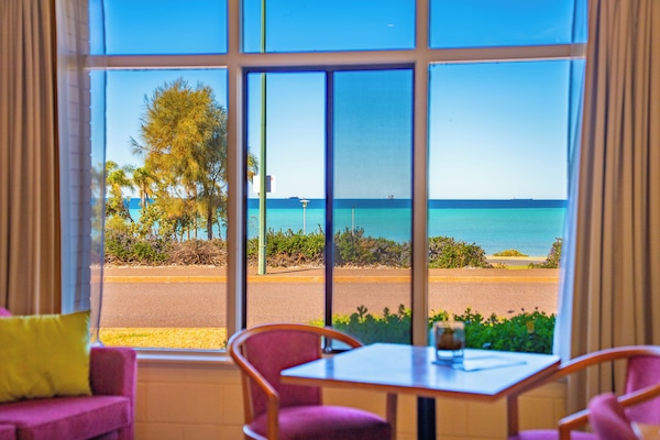 Basic Double Room, Oceanfront | Bahagian dalam