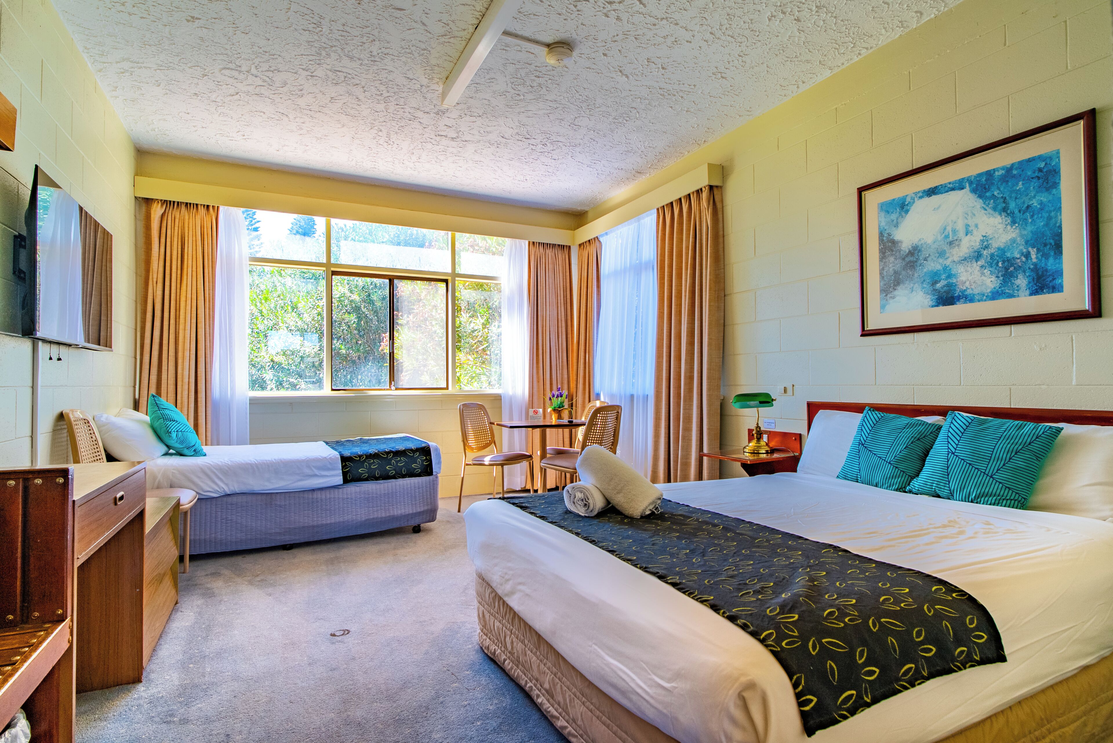 Standard Twin Room | Desk, laptop workspace, iron/ironing board, free WiFi