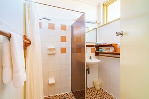 Shower, free toiletries, hair dryer, towels - The Beach Hotel Whyalla (Whyalla)