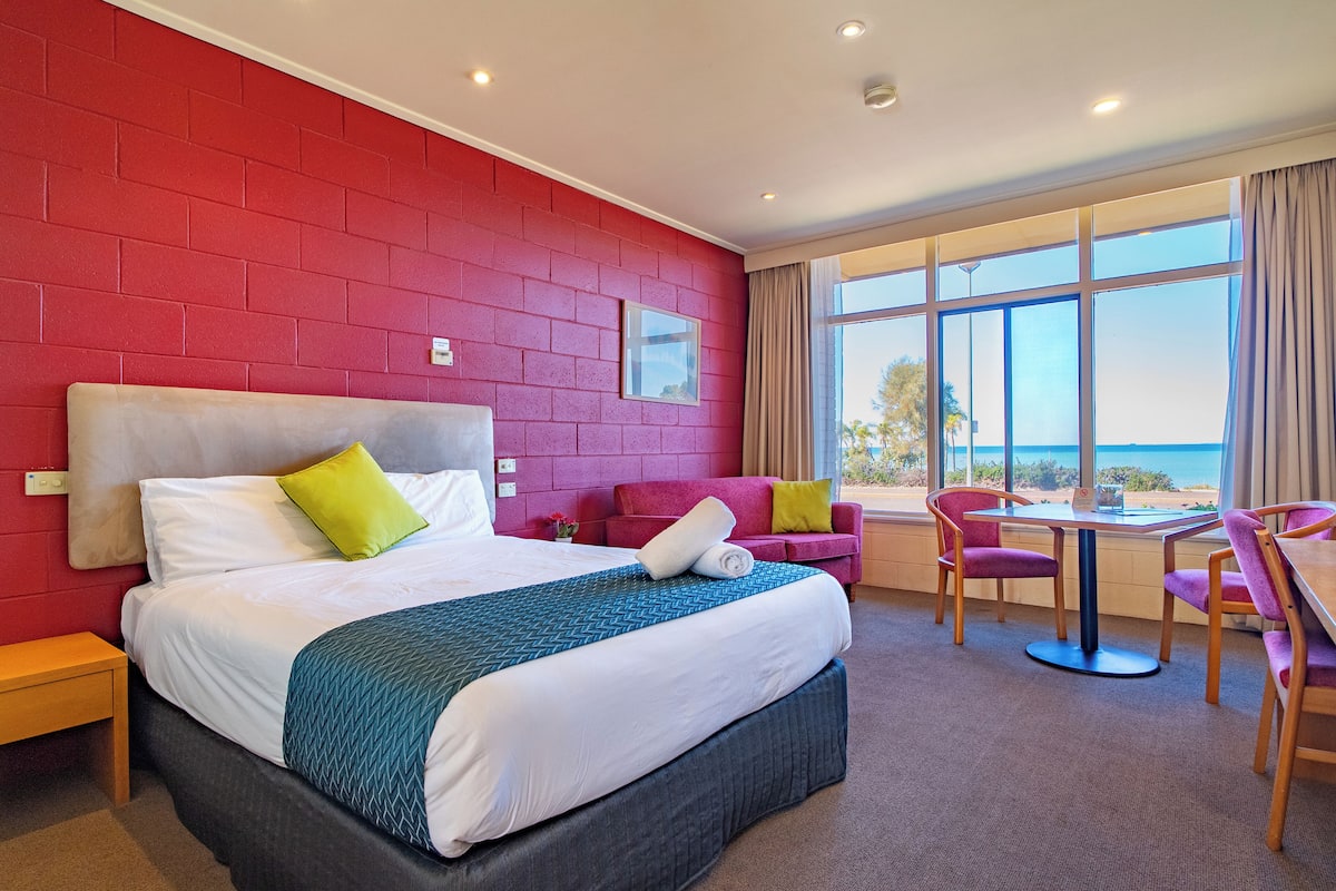 Desk, laptop workspace, iron/ironing board, free WiFi