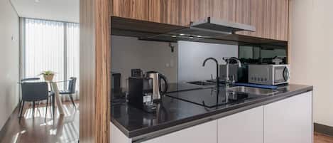 Leilighet (One-Bedroom Apartment with Terrace) | Skrivebord, skrivebord for bærbar PC, wi-fi (inkludert) og sengetøy