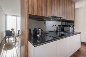 Apartamento (One-Bedroom Apartment with Terrace) | Escrivaninha, espaço de trabalho para notebook, Wi-Fi de cortesia
