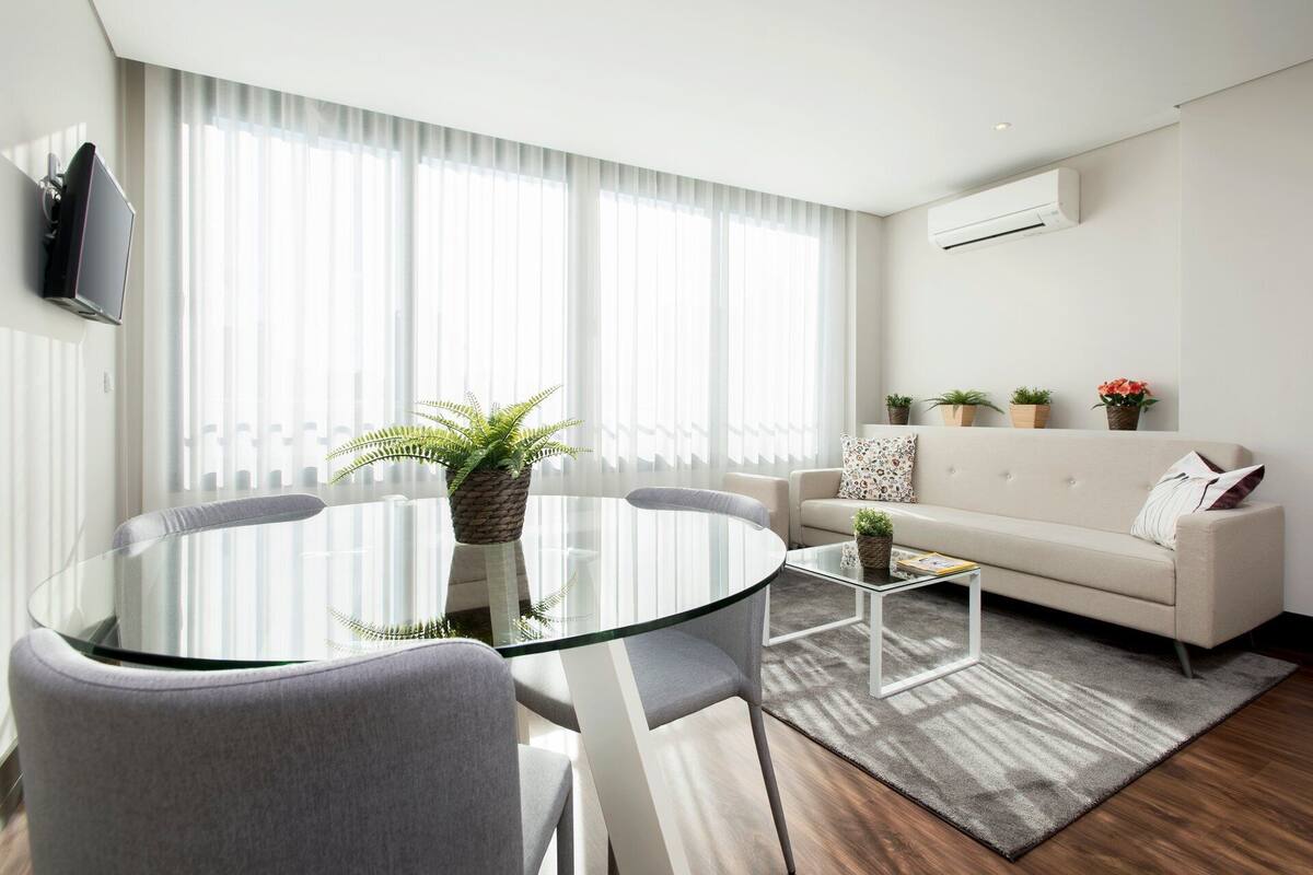 아파트 (One-Bedroom Apartment with Balcony) | 책상, 노트북 작업 공간, 무료 WiFi, 침대 시트