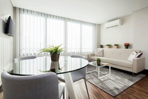 Apartment (One-Bedroom Apartment with Balcony) | Desk, laptop workspace, free WiFi, bed sheets - Guestready - Bahl Apartments (Porto)
