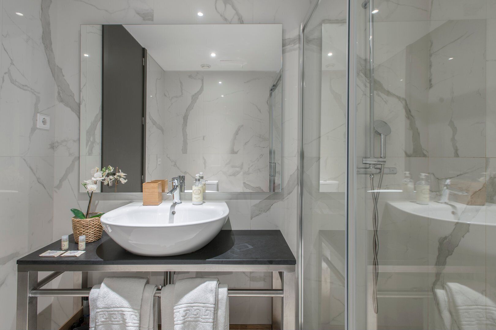 Apartamento (One-Bedroom Apartment with Terrace) | Banheiro | Chuveiro, toalhas de banho, sabonete, papel higiênico