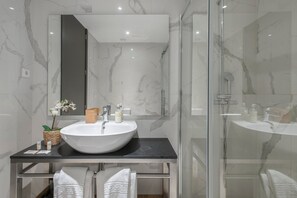 Leilighet (One-Bedroom Apartment with Terrace) | Bad | Dusj, håndklær, såpe og toalettpapir