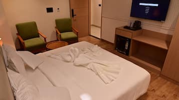 Habitación doble Deluxe, vista a la ciudad | Escritorio, espacio para trabajar con laptop y wifi gratis