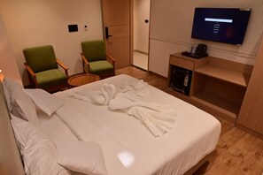 Kahden hengen deluxe-huone, kaupunkinäköala | Työpöytä, kannettavalle tietokoneelle sopiva työtila, ilmainen Wi-Fi