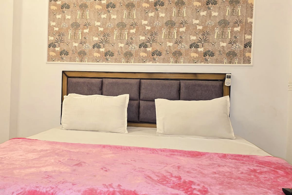 Luxury Double Room, Garden View | Desk, free WiFi