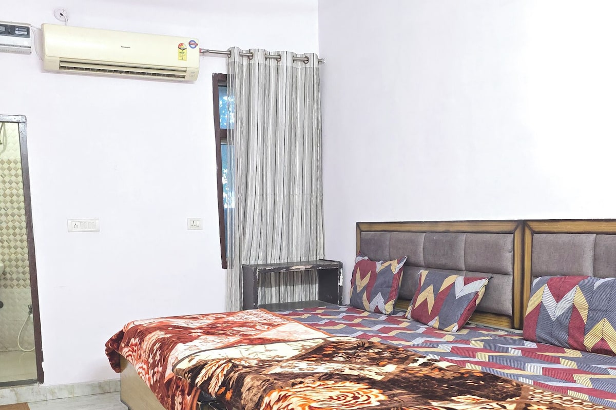 Family Quadruple Room | Desk, free WiFi