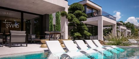 Villa – deluxe, balkong, hageutsikt | Basseng | 6 utendørsbassenger og bassengparasoller