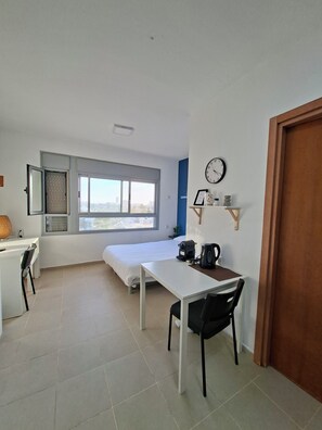 Tabla de planchar con plancha, wifi gratis y ropa de cama 