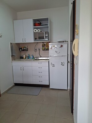 Refrigerador, microondas, tetera eléctrica y tostadora 