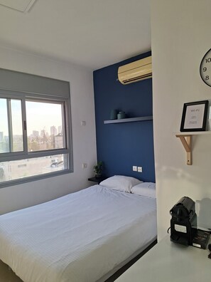 Tabla de planchar con plancha, wifi gratis y ropa de cama 