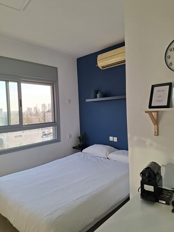 Tabla de planchar con plancha, wifi gratis y ropa de cama 