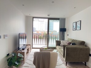 Living area - 2 Bed Flat - Sleeps 4 - Parking - Wifi (Manchester)