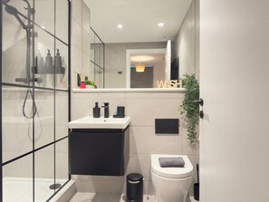 Combined shower/bathtub, deep-soaking bathtub, hair dryer, towels - 2 Bed Flat - Sleeps 4 - Parking - Wifi (Manchester)
