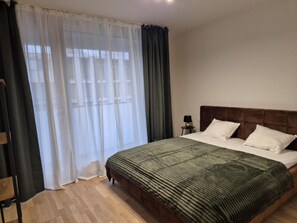 Desk, WiFi, bed sheets - Smichov Luxury apartments (Prague 5)