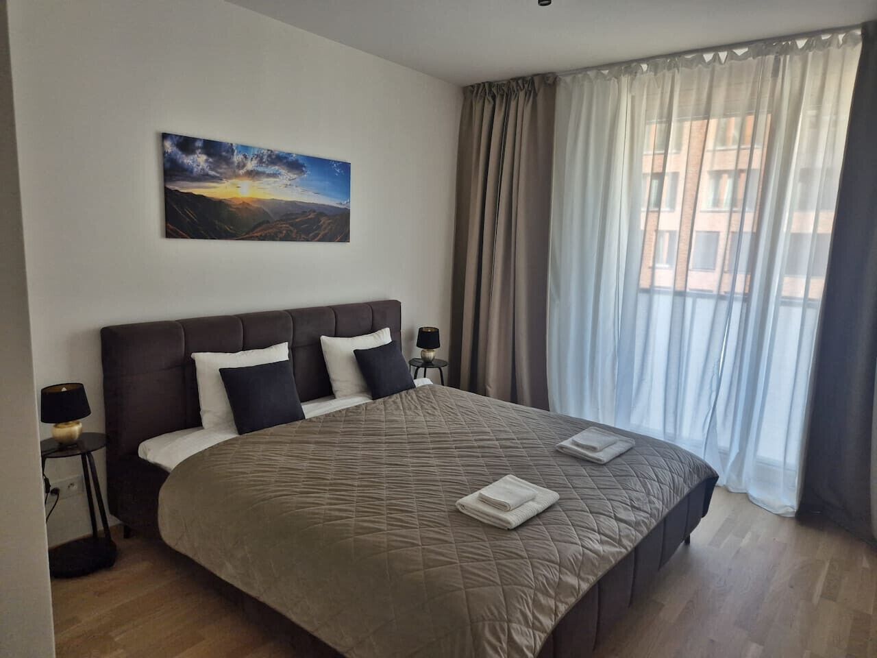 Desk, WiFi, bed sheets