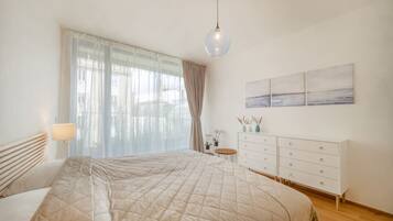 Iron/ironing board, WiFi, bed sheets