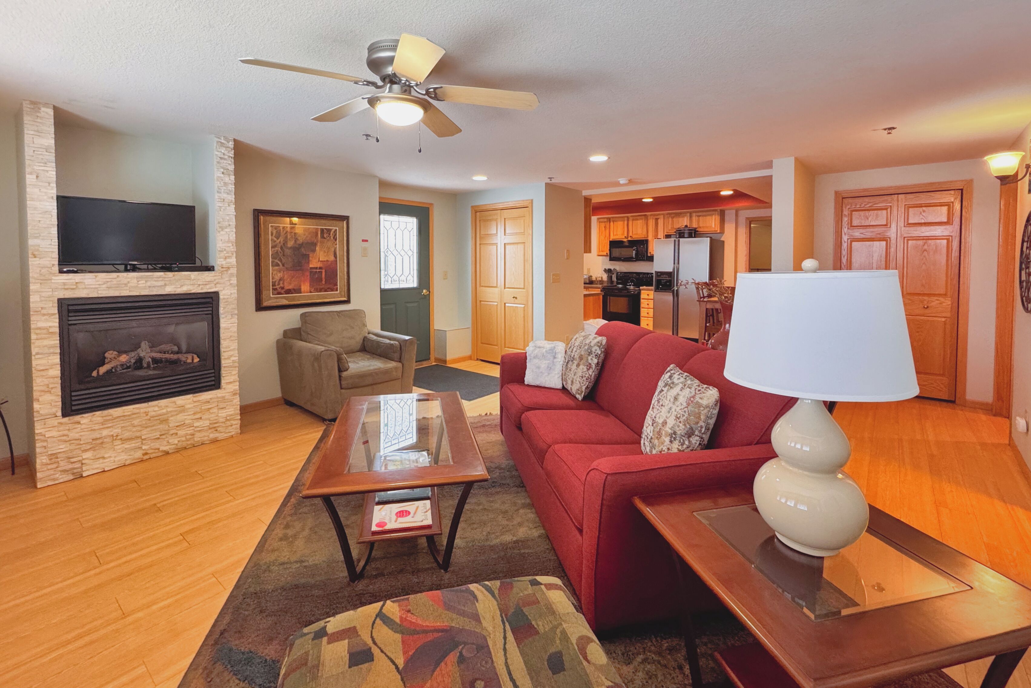 تلفزيون ذكي، مدفأة، مكتب