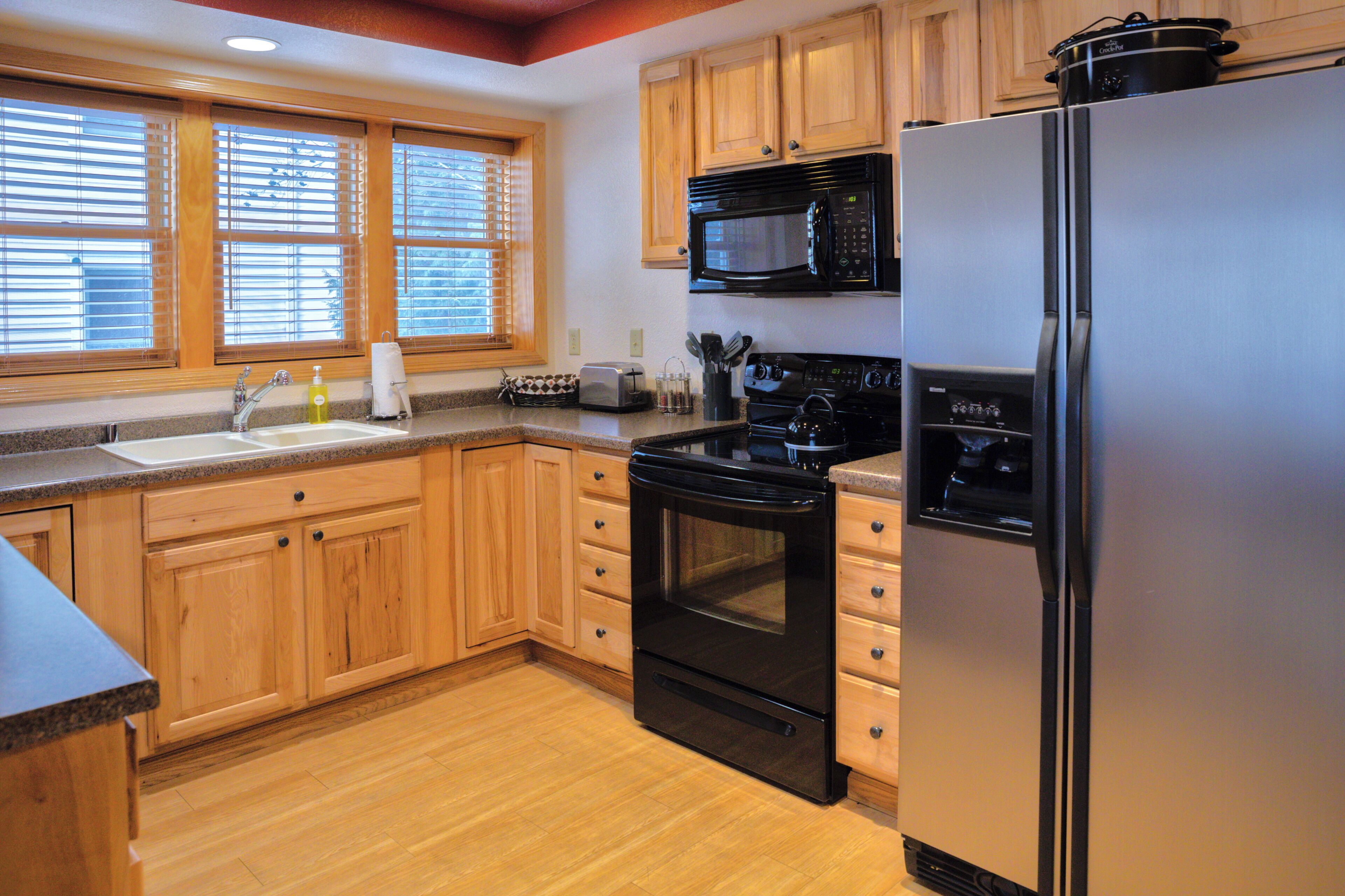 Coffee/tea maker, fridge, microwave, oven