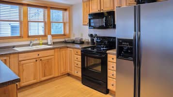 Coffee/tea maker, fridge, microwave, oven