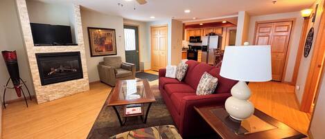 Smart-tv, een open haard en een kantoor