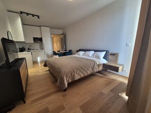 Desk, WiFi, bed sheets - Holeshovice Luxury one bedroom apartment (Prague 7)