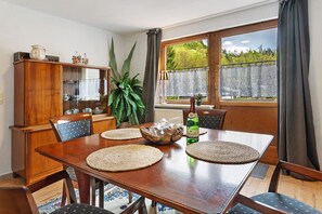 Dining - Apartment 'Rosenberg 2' with Mountain View, Private Terrace and Wi-Fi (Katzhütte)