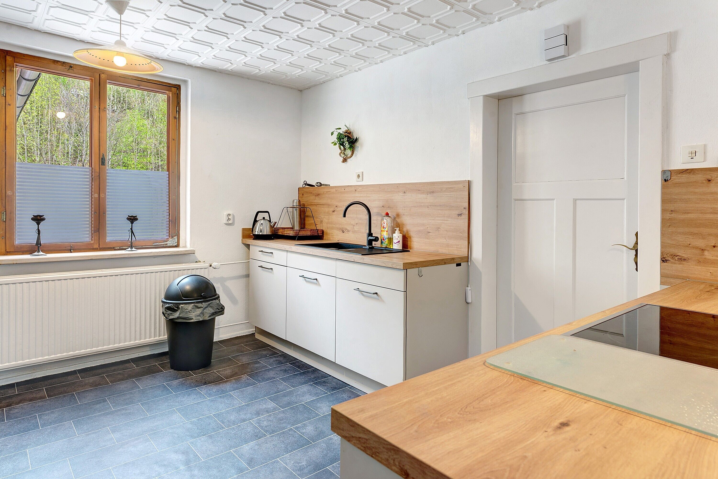 Kühlschrank, Wasserkocher, Kochgeschirr/Geschirr/Besteck, Gewürze