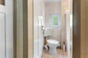 Shower, towels - Apartment 'Rosenberg 2' with Mountain View, Private Terrace and Wi-Fi (Katzhütte)