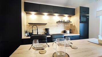 Coffee/tea maker, fridge, microwave, oven