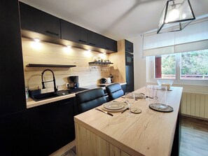 Kühlschrank, Mikrowelle, Ofen, Herdplatte