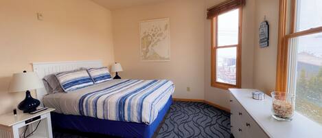 Een strijkplank/strijkijzer, gratis wifi, beddengoed