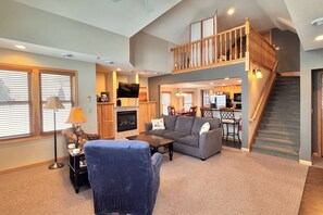 Smart TV, fireplace - Top-Floor Condo | Lake Views | Walk Downtown (Bayfield)