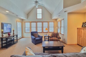 Smart TV, fireplace - Top-Floor Condo | Lake Views | Walk Downtown (Bayfield)