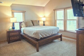 Free WiFi, bed sheets - Top-Floor Condo | Lake Views | Walk Downtown (Bayfield)
