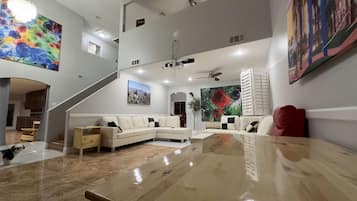 Televisio, takka, videopelejä, pöytäjalkapallopöytä