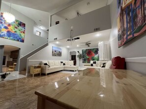 Televisión, chimenea, videojuegos y futbolito 