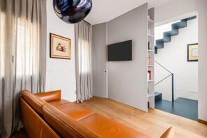 Signature huis, 3 slaapkamers, keuken, aan het strand | Woonruimte | Een 32-inch lcd-televisie met digitale zenders en boeken