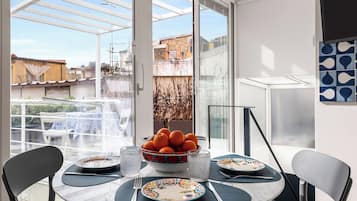 Casa Signature, 3 camere da letto, cucina, lato spiaggia | Area soggiorno | TV LCD 32 pollici con canali digitali, libri