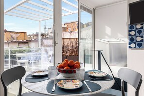 Casa Signature, 3 camere da letto, cucina, lato spiaggia | Area soggiorno | TV LCD 32 pollici con canali digitali, libri