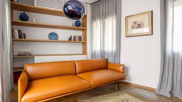 Casa Signature, 3 camere da letto, cucina, lato spiaggia | Area soggiorno | TV LCD 32 pollici con canali digitali, libri