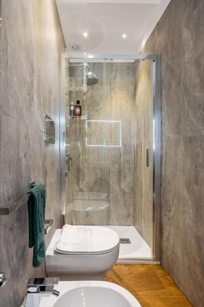 Maison Signature, 3 chambres, cuisine, en bord de plage | Salle de bain | Douche, articles de toilette écologiques, sèche-cheveux, peignoirs