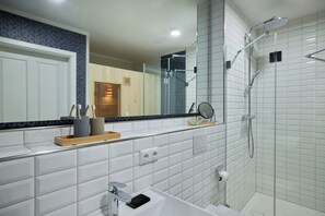 Shower, hair dryer, towels - New build: Havn Homes apartment 6 with its own sauna and beautiful terrace (Büsum)