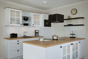 Fridge, microwave, oven, stovetop - New build: Havn Homes apartment 5 with its own sauna and beautiful terrace (Büsum)