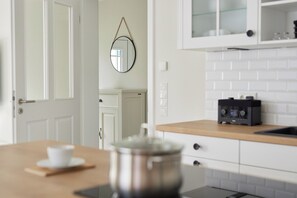 Fridge, microwave, oven, stovetop - New build: Havn Homes apartment 5 with its own sauna and beautiful terrace (Büsum)
