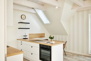 Fridge, microwave, oven, stovetop - New build: Havn Homes apartment 7 with sauna barrel and balcony (Büsum)